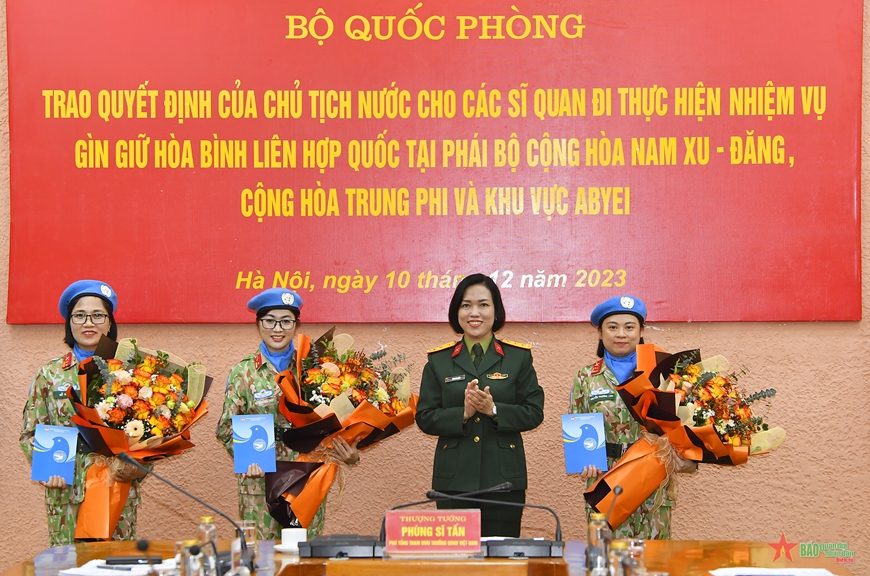 /UploadStore/admin/231210 Trao QD cua CTN cho si quan di thuc hien nhiem vu GGHB/05.jpg